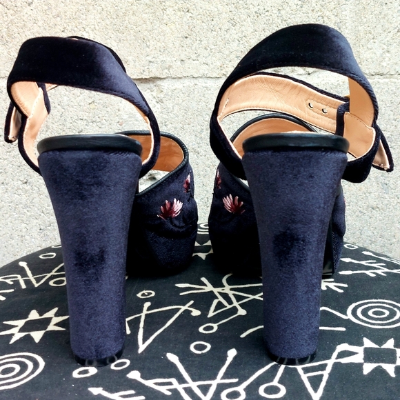 Elegant Black Embroidered Heels - Picture 5 of 15